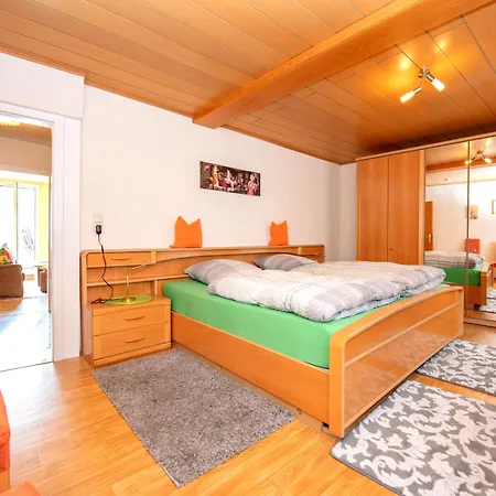 Tilda Im Haus Moselwelt * 摩泽尔河畔的泽尔